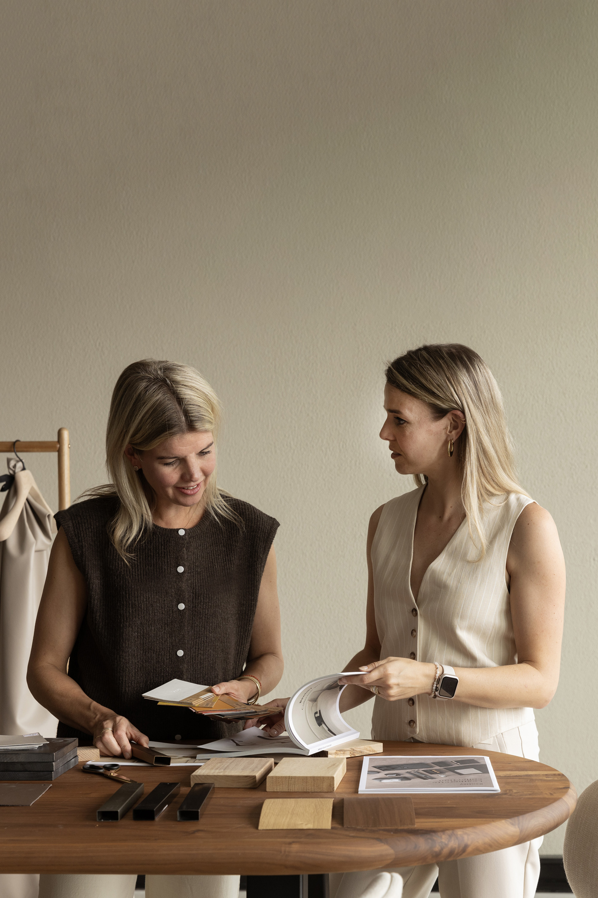 DESIGN & MARKETING

Notre équipe Design & Marketing allie créativité et intention. De la création de nos collections au partage des histoires de Bentley et de MOOR, elle veille à ce que nos deux marques reflètent qualité et caractère dans l’univers de l’hôtellerie.