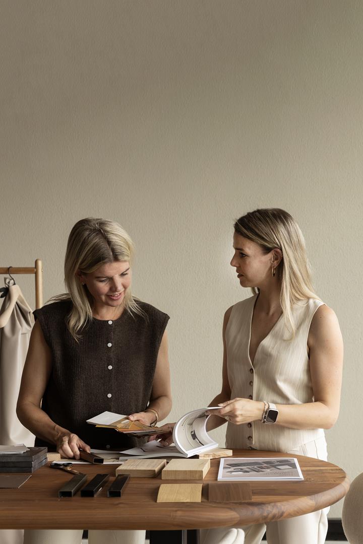 DESIGN & MARKETING
Notre équipe Design & Marketing allie créativité et intention. De la création de nos collections au partage des histoires de Bentley et de MOOR, elle veille à ce que nos deux marques reflètent qualité et caractère dans l’univers de l’hôtellerie.