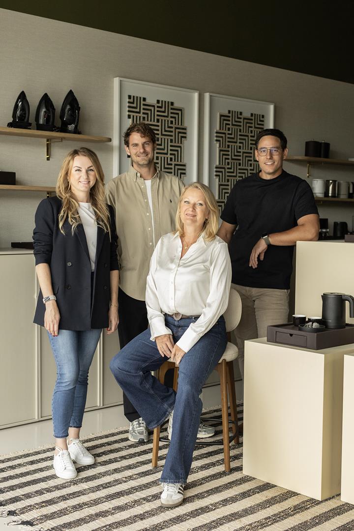 ÉQUIPE COMMERCIALE
Notre équipe commerciale développe des partenariats durables à travers le monde. En comprenant les besoins des hôtels, des distributeurs et des organisations d’achat, elle met en relation les clients avec des solutions hôtelières qui font réellement la différence.